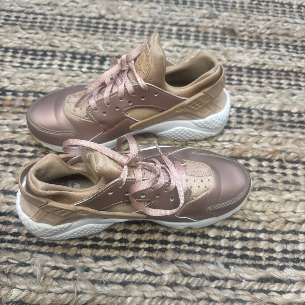 Nike Women's Sneakers in Rose Gold and Beige Nike huarache - Picture 3 of 9